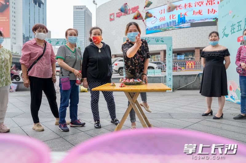 和谐“吉”五福游戏，居民们在投掷香囊。