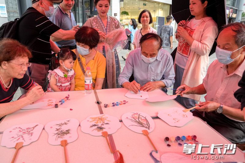 在友“扇”绘心廉环节，居民以廉政教育、家风家训、移风易俗或端午佳节为主题绘制扇面，赠送给现场观众。