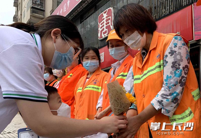 孩子们给环卫工人献上一束花，感谢城市美容师们的辛劳付出。 均为长沙晚报全媒体记者 贺文兵 摄