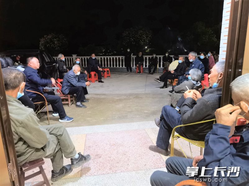 在宁乡市灰汤镇花果山村高迁街组，召开了一场以交通安全为主题的屋场夜话会。长沙晚报全媒体记者 张禹 通讯员 王彩艳 摄影报道