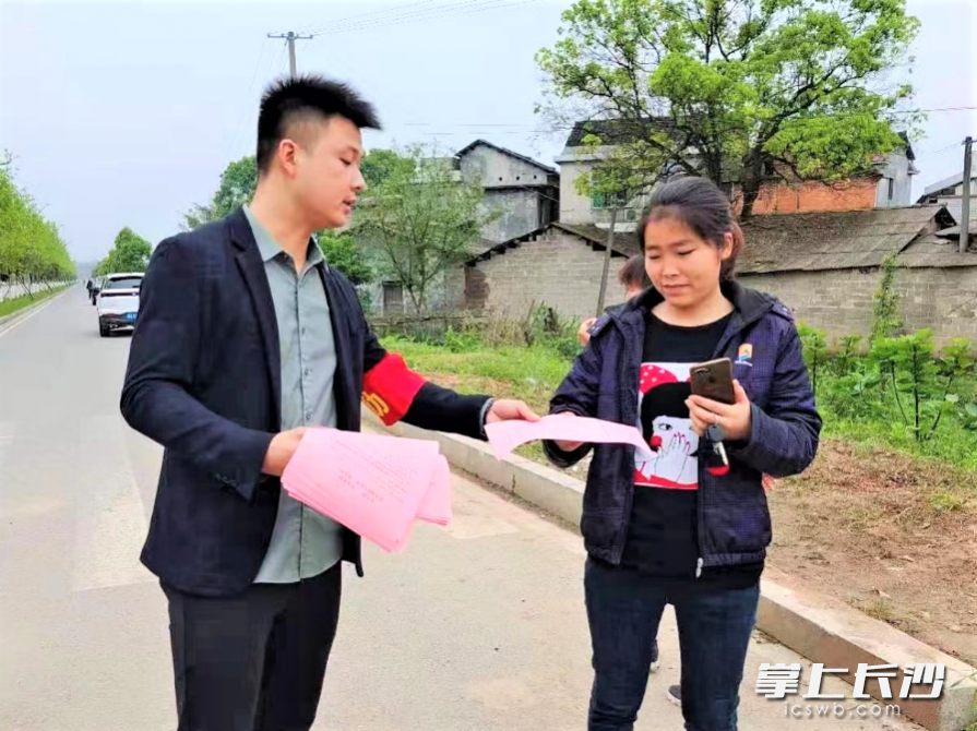 宁乡市灰汤镇多措并举筑牢道路交通安全防线，图为工作人员向居民发放宣传资料。长沙晚报全媒体记者 张禹 通讯员 张伟杰 肖伟 摄影报道