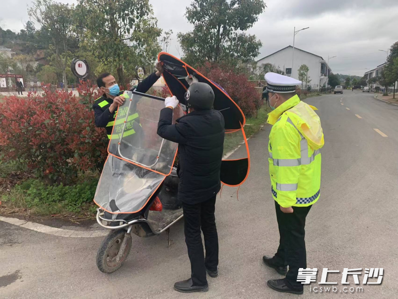 宁乡市灰汤镇多措并举筑牢道路交通安全防线，图为执法人员拆除摩托车私装的雨篷。长沙晚报全媒体记者 张禹 通讯员 张伟杰 肖伟 摄影报道