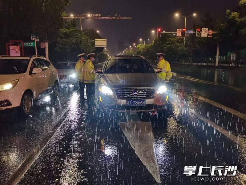 宁乡市交警全员上路，保安保畅。