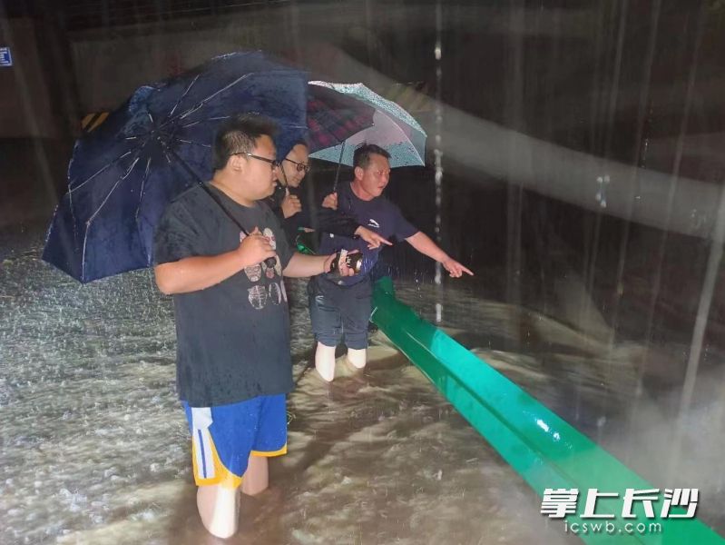 喻家坳乡对黄材干渠渡槽进行交通管制，周边巡查确保群众生命安全。