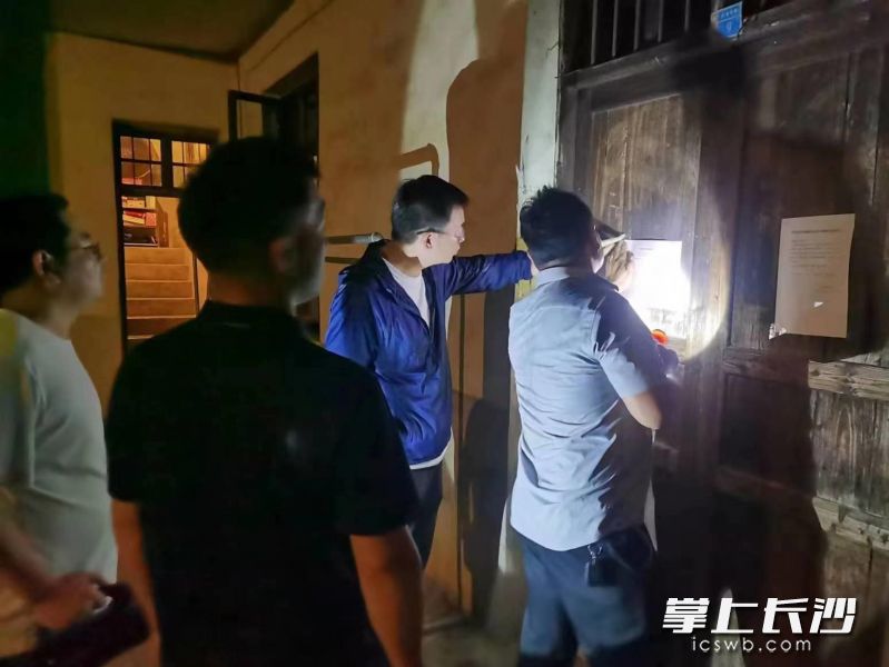 乡镇干部开展“敲门行动”，提醒村民群众注意防汛安全。