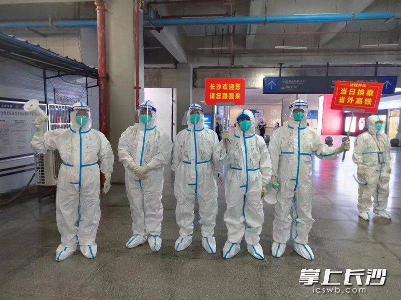 在负责引导的工作人员中，有一支特别的队伍，他们就是来自长沙晚报社的党团员志愿者们。