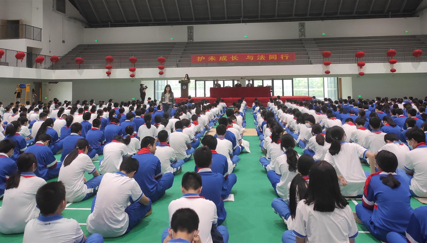 今日，雨花区人民法院的法官给南雅双语实验中学的同学们上了一堂生动的法治教育课。均为长沙晚报通讯员 陈婷 陶文俊 摄影报道