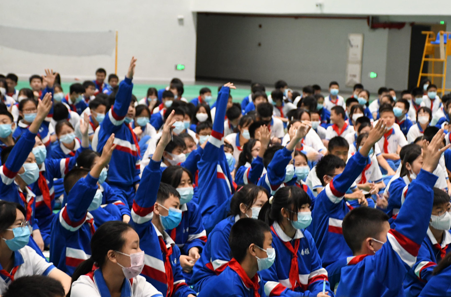 同学们纷纷抢答问题。