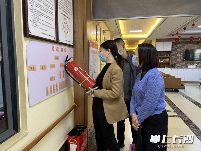 检查组对普亲惊蛰护理服务有限公司的消防设施进行检查。长沙晚报通讯员 徐玲 供图