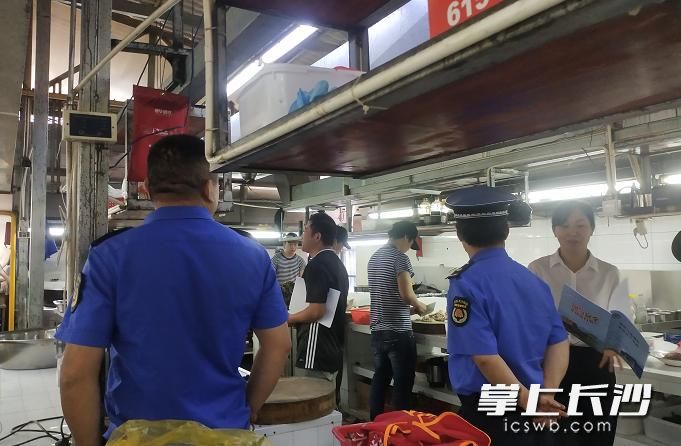 城管执法人员到门店进行油烟专项检查。长沙晚报通讯员 徐玲 供图