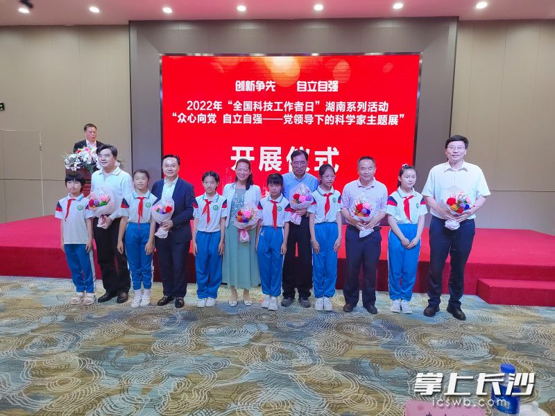 学生代表向出席仪式的六名院士献上鲜花。均为长沙晚报全媒体记者 徐运源 摄