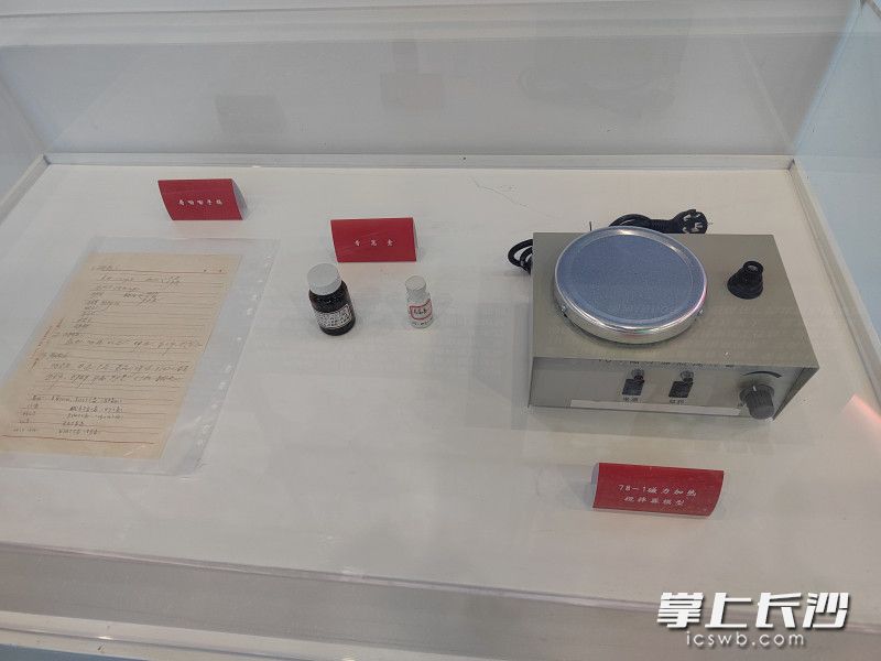 “众心向党 自立自强——党领导下的科学家主题展”展出手稿笔记等一批珍贵资料。