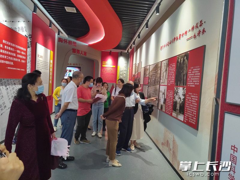 “众心向党 自立自强——党领导下的科学家主题展”吸引人们参观。