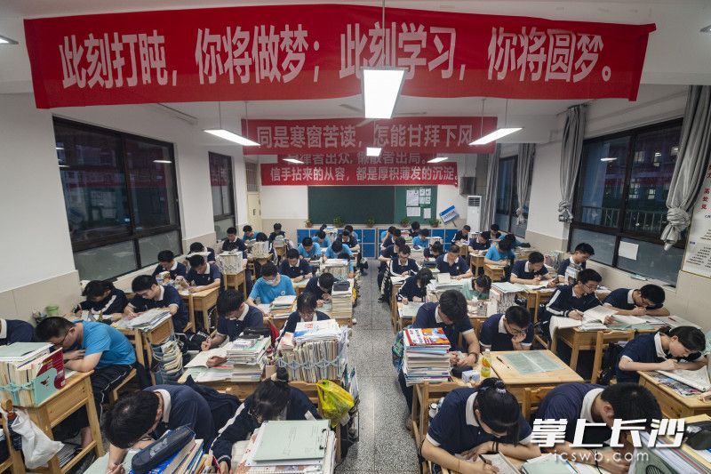 长沙市第六中学的教室内挂满了励志向上的标语，标语下，高三学子们正积极备考。