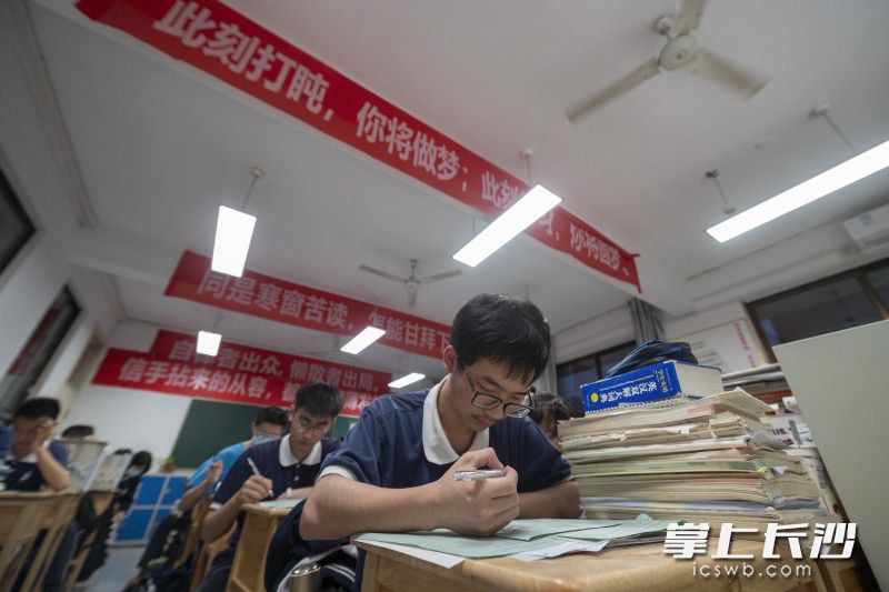 这一路很苦很累，但坚持很酷。