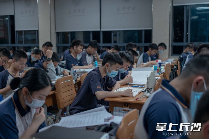 离2022年高考只剩几天，长郡中学的高三学生在认真复习，备战高考。