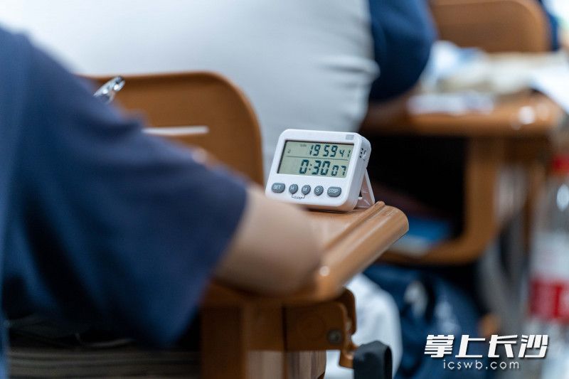 晚间自习时，不少学生的课桌上都准备了倒计时钟表，提醒自己学习进度。