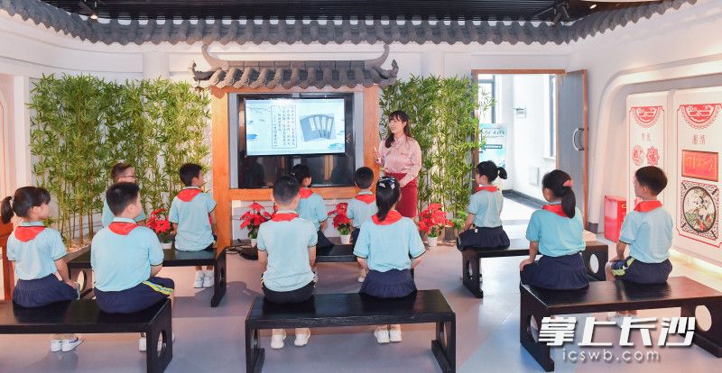在开福家风馆内，10多名师生在家风馆里聆听《廉风润家——名人家风家教故事》。长沙晚报晚报全媒体记者 邹麟  郭雨滴 摄