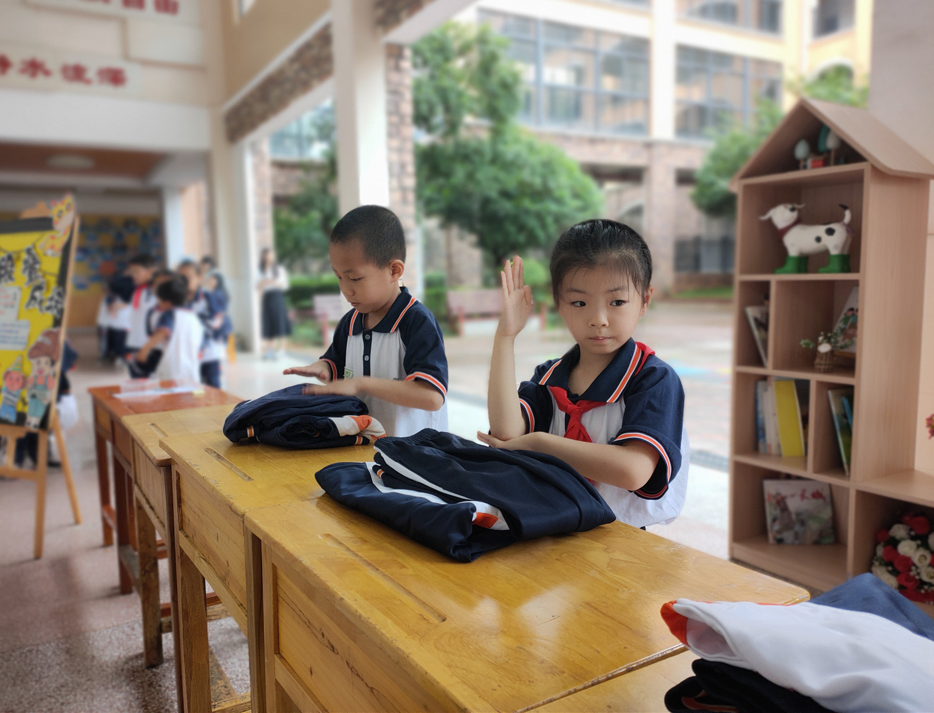 一年级同学进行叠衣服比赛。