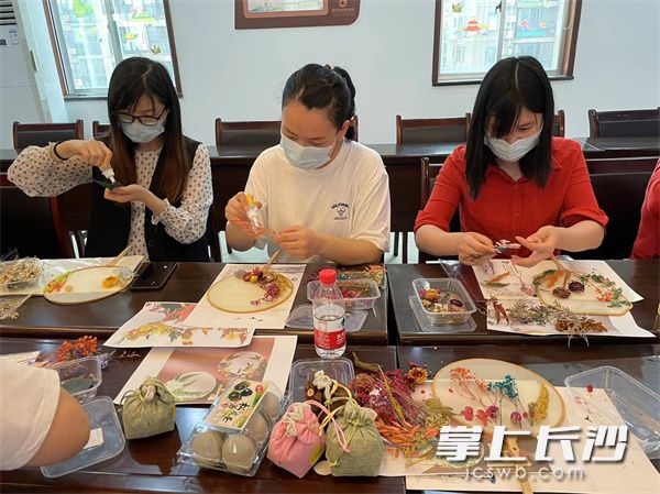 活动参与者认真制作“团扇”。均为长沙晚报通讯员 徐玲 供图