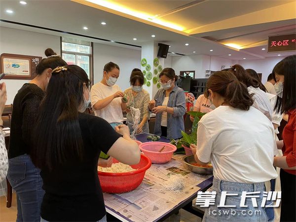 其乐融融包粽子。