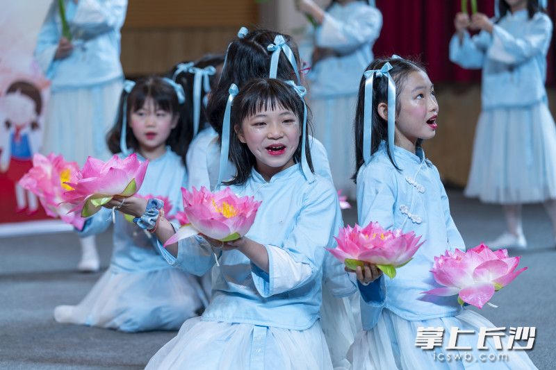 孩子们精彩的表演。 均为学校供图