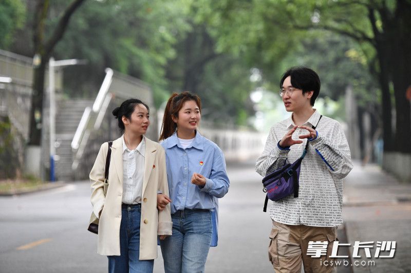 刘文仪、陈炳霖、李希霓三人在长沙学院的校园生活。图片为全媒体记者 郭雨滴 摄