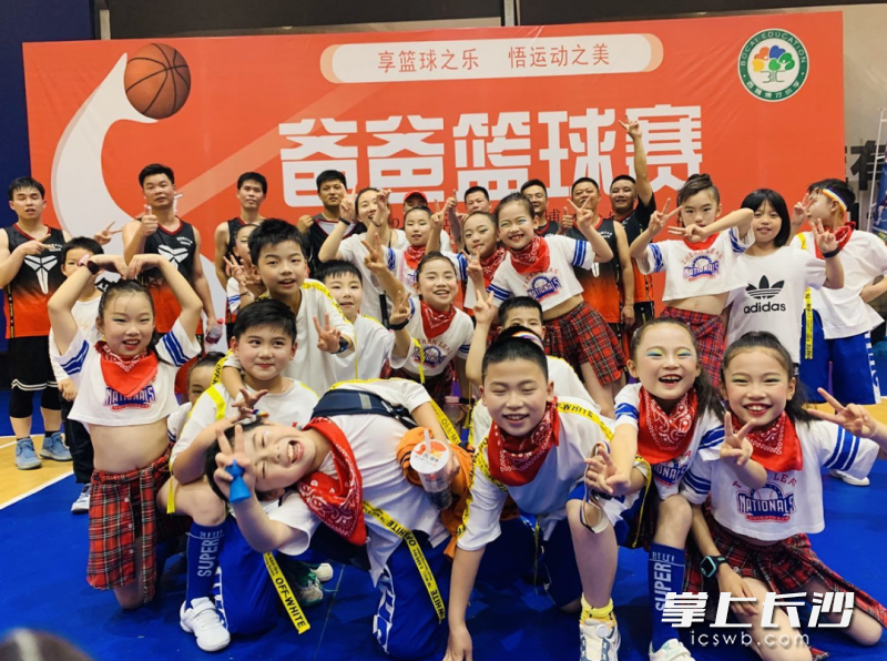 亲子之间的温情通过小小的篮球在缓缓传递。