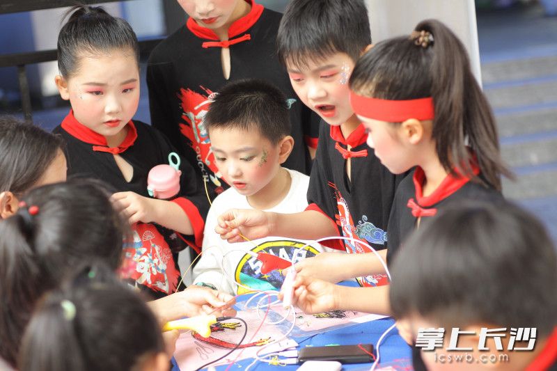 博才卓越小学举行“喜迎二十大，童心展美育”美育展示活动。均为学校供图