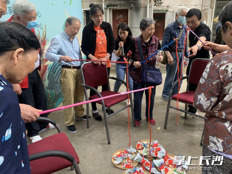 居民们甩杆钓香粽，积极参与到游艺项目中。长沙晚报通讯员  冀智茜 摄