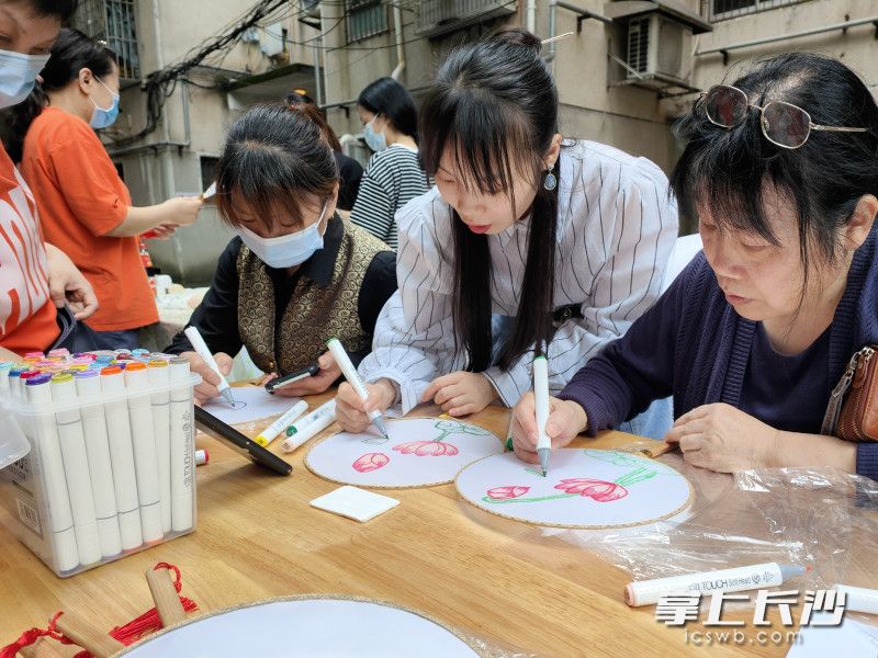 活动现场，居民们踊跃提笔，绘“莲扇”倡廉风。  长沙晚报通讯员 冀智茜 摄