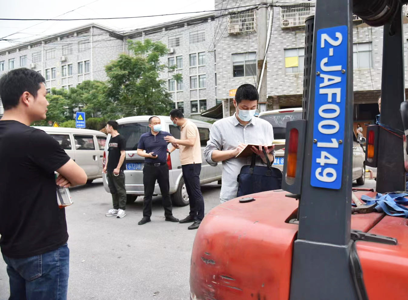 今天，长沙市市场监管部门以“四不两直”方式督查天顶街道青山片区经营性自建房安全整治工作。长沙晚报全媒体记者　周辉霞　摄