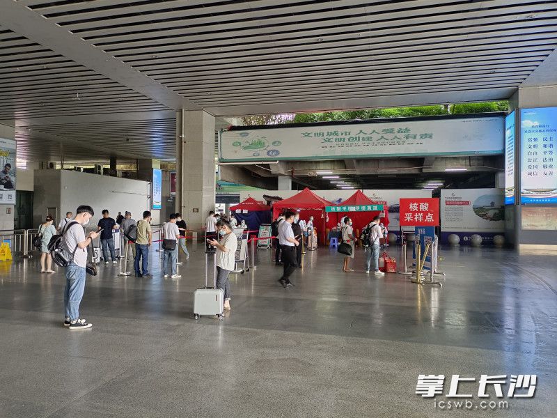 长沙火车南站为出站旅客提供核酸检测便民服务。 长沙晚报通讯员 侯文艳 摄