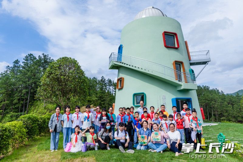 六一期间，拼多多“为你读书”公益行动走进星河天文台，向小河乡新河完全小学的孩子们捐赠了一批课外读物和体育用品。 长沙晚报通讯员 王威 摄