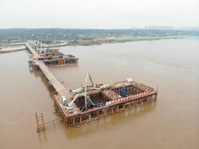6月2日，暮坪湘江特大桥项目79号墩左幅承台完成浇筑，这标志着大桥主桥所有承台顺利完工，全面进入上部构造施工阶段。均为长沙晚报全媒体记者 陈焕明 通讯员 慕强 伍振 摄影报道