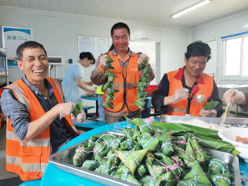 长沙地铁7号线项目的工地上，项目部邀请劳务工友一起在食堂开展包粽子比赛。长沙晚报全媒体记者 陈焕明 通讯员 贺雨妍 摄影报道