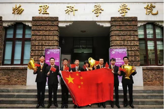 中国代表队8名学生合影（左二为姬周）。 均为学校供图