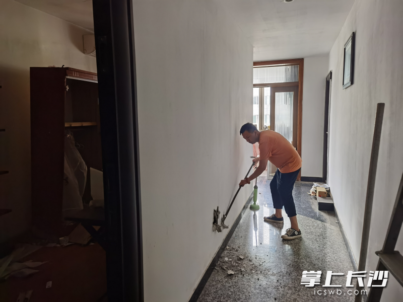杨先生主动拆除自家的隔断墙。均为长沙晚报通讯员 李尚花 摄
