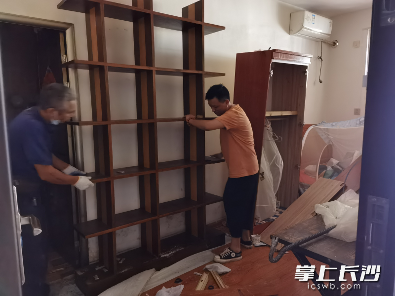工人正在拆除其中一面隔离墙。