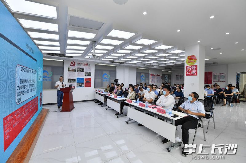 开福区将以线上、线下相结合的方式，在机关、学校、社区、企业和军营开展家风家教系列公益讲座。