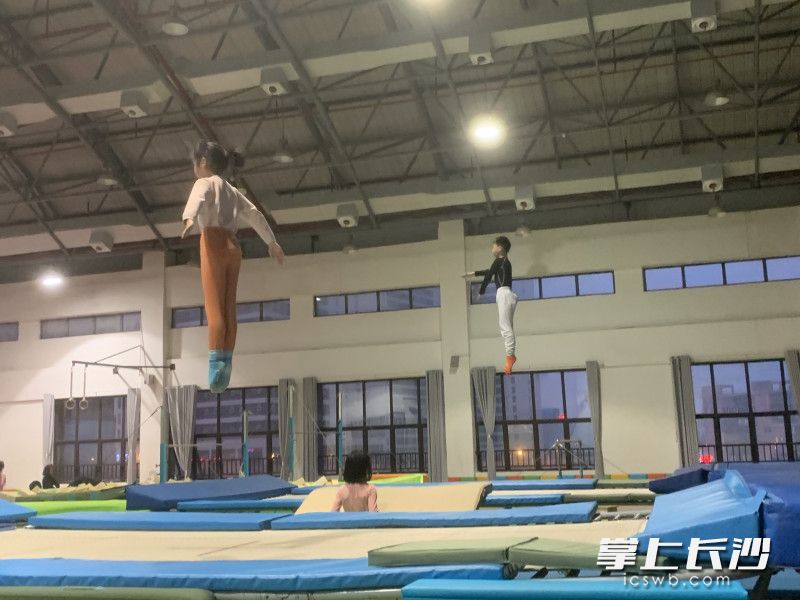 在蹦床课上，学生正在练习。均为学校供图