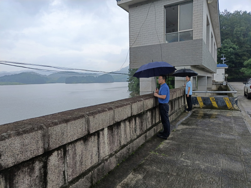 6月4日，在宁乡市最西部山区的青山桥镇，值班领导带队查看水库运行情况。受访方供图