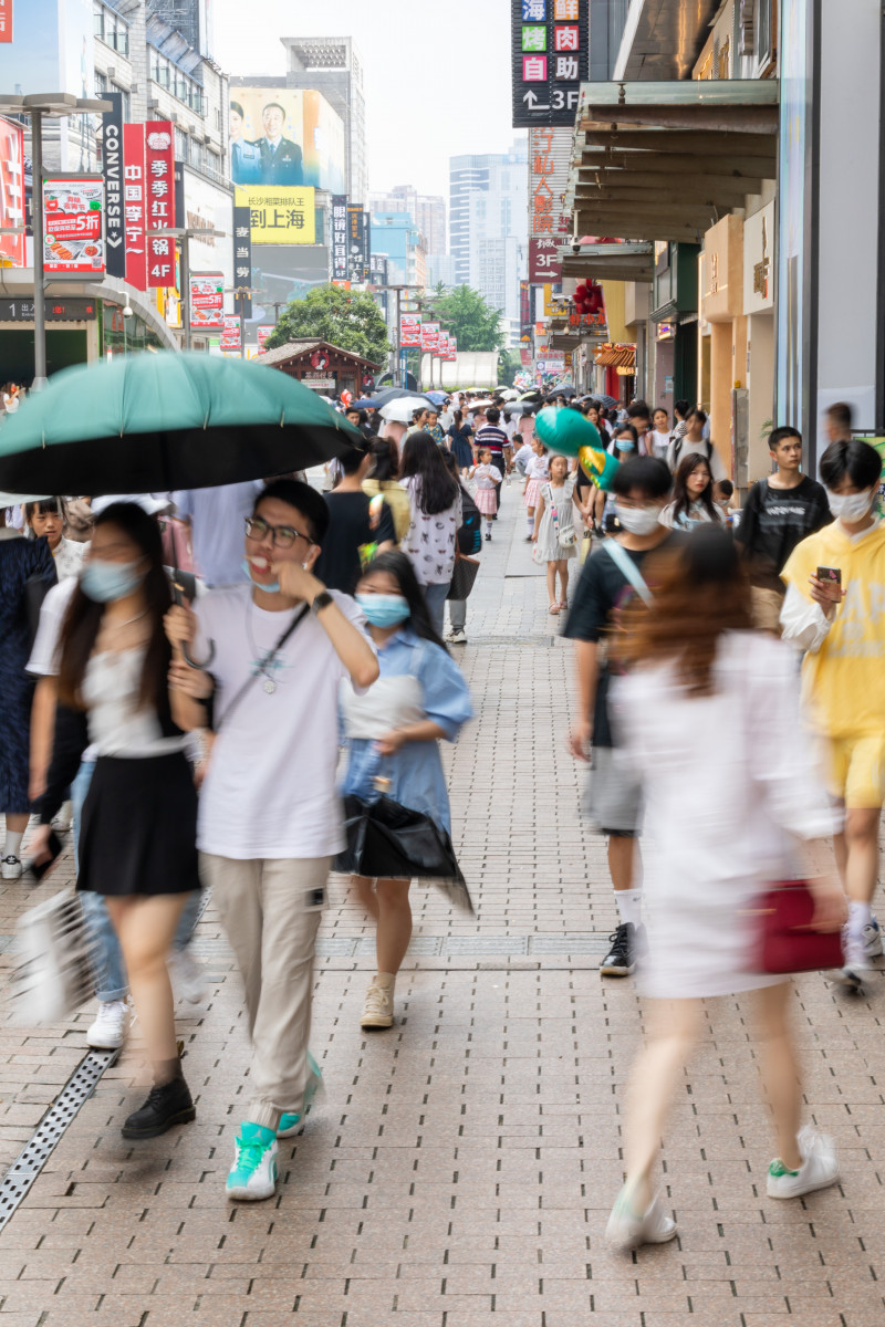 端午假期第二天，长沙市黄兴路步行街上人气火爆。均为长沙晚报全媒体记者 董阳 摄