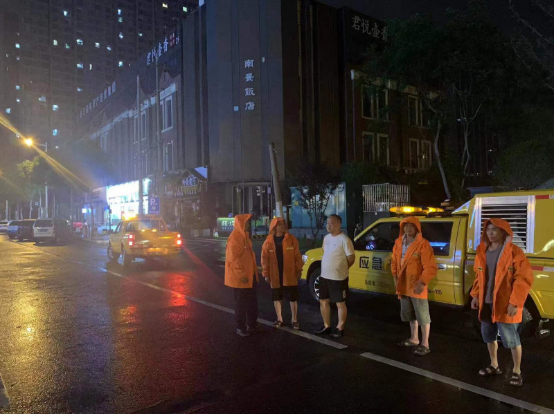 雨花市政党员干部通宵值守。  均为长沙晚报通讯员 高兴 全媒体记者 周游 摄影报道
