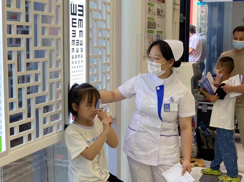 孩子们在星沙爱尔眼科医院检查视力。