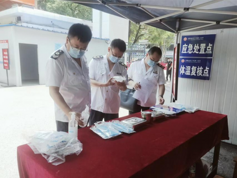 卫生监督人员对长沙市高考疫情防控及卫生保障做“体检”。    长沙晚报通讯员 王芳 摄