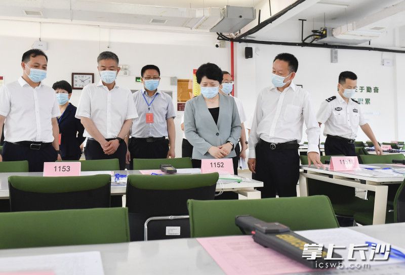 吴桂英在湖南师大附中梅溪湖中学检查高考准备工作，慰问一线考务工作人员。长沙晚报全媒体记者 余劭劼 摄