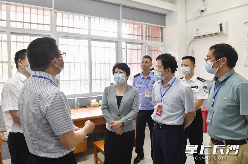 6月6日上午，省委常委、市委书记吴桂英在长沙市一中实地检查考室及备用考室、监控室、保管室的人员履职、设备调试、考务组织等工作。长沙晚报全媒体记者 余劭劼 摄