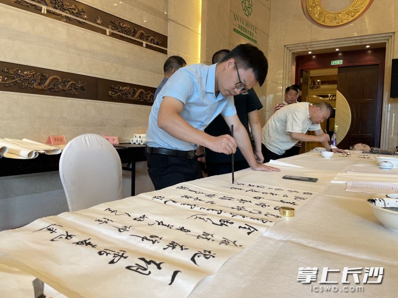 在活动现场，大家创作禁毒主题书画，宣传禁毒理念。