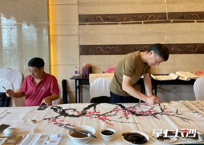 在活动现场，大家创作禁毒主题书画。